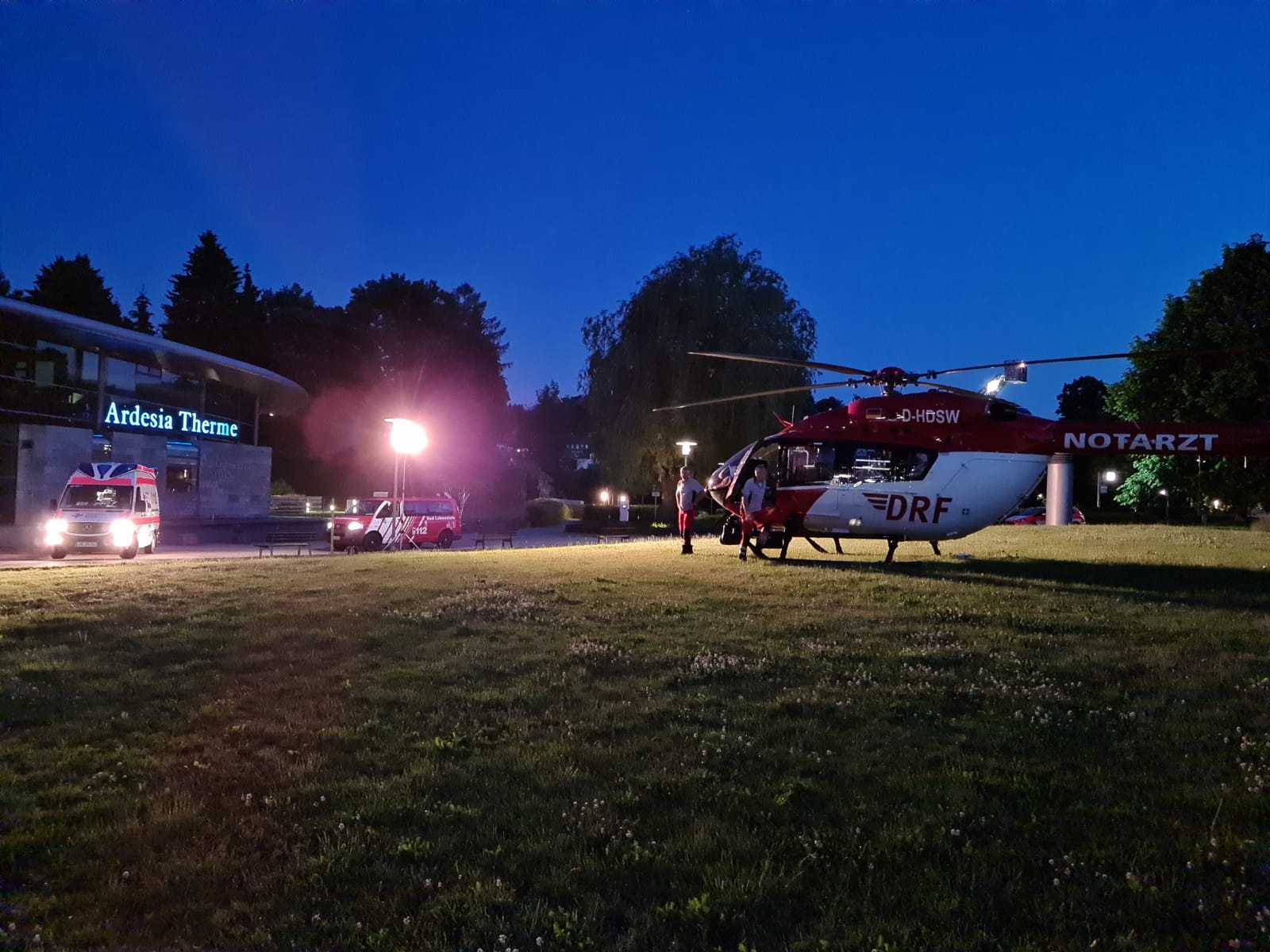 Rettungshubschrauber vor Ardesia-Therme im Einsatz