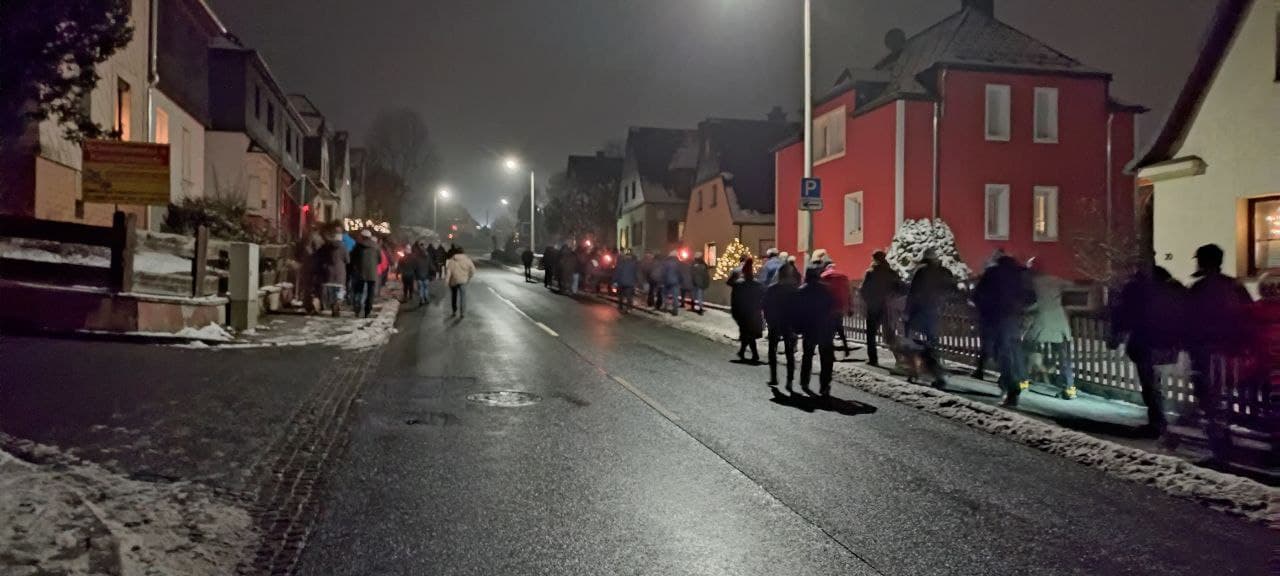 Rund 150 Montags-Spaziergänger gehen durch Bad Lobenstein