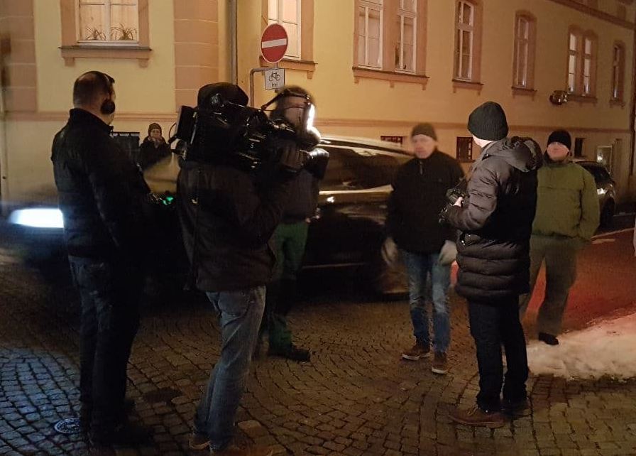 Kamerateam des MDR begleitet Montags-Spaziergänger in Bad Lobenstein