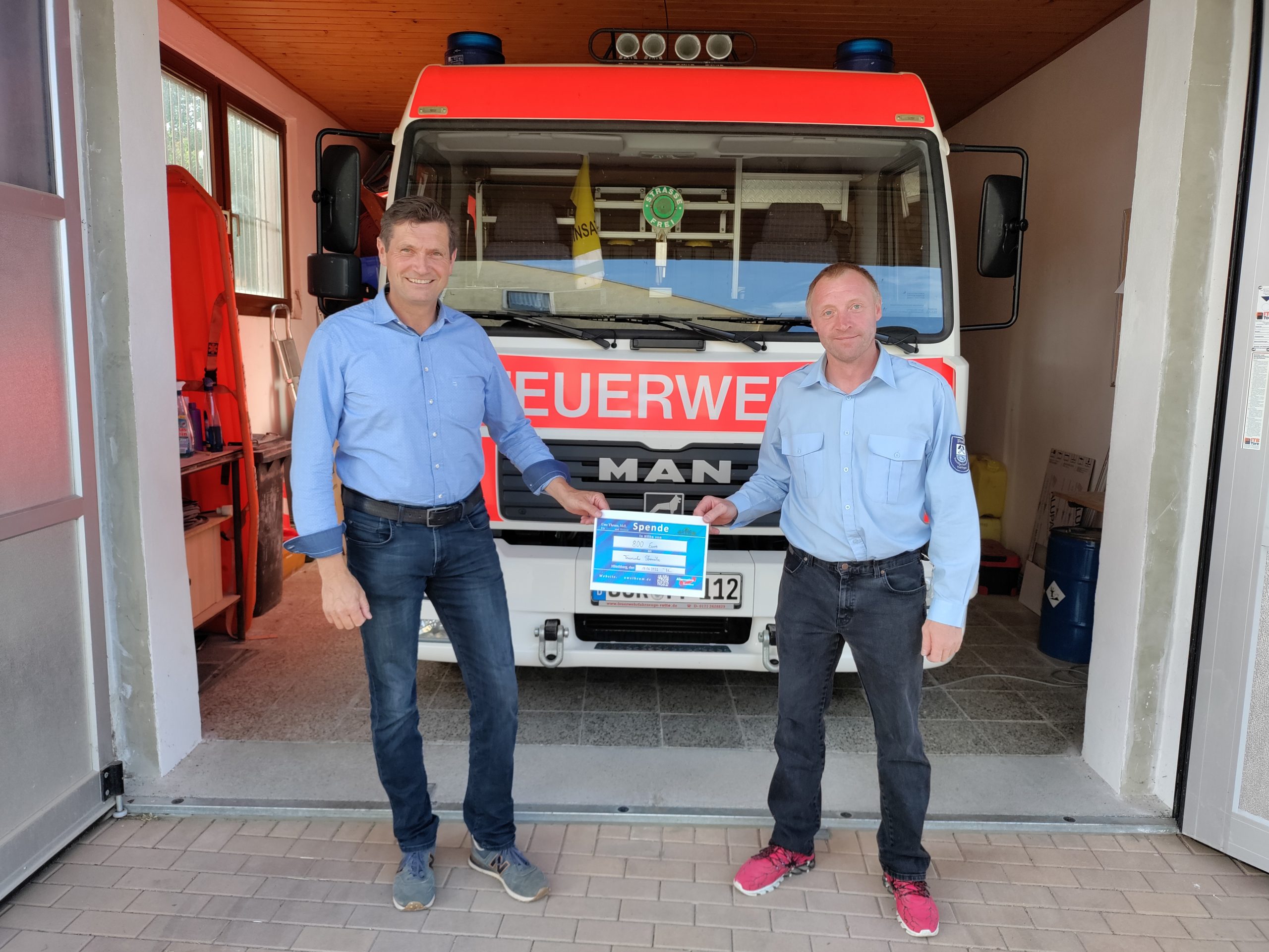 800 Euro Spende an die Gemeinde Pörmitz zur Beklebung des  Feuerwehrfahrzeuges 