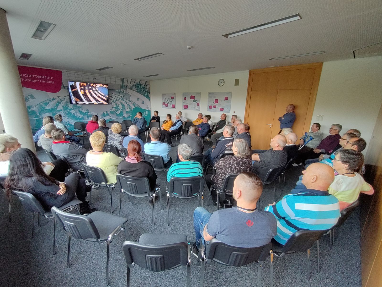 Fahrt in den Landtag: Erste Besuchergruppe voller Erfolg – Im kommenden Jahr folgt die Zweite