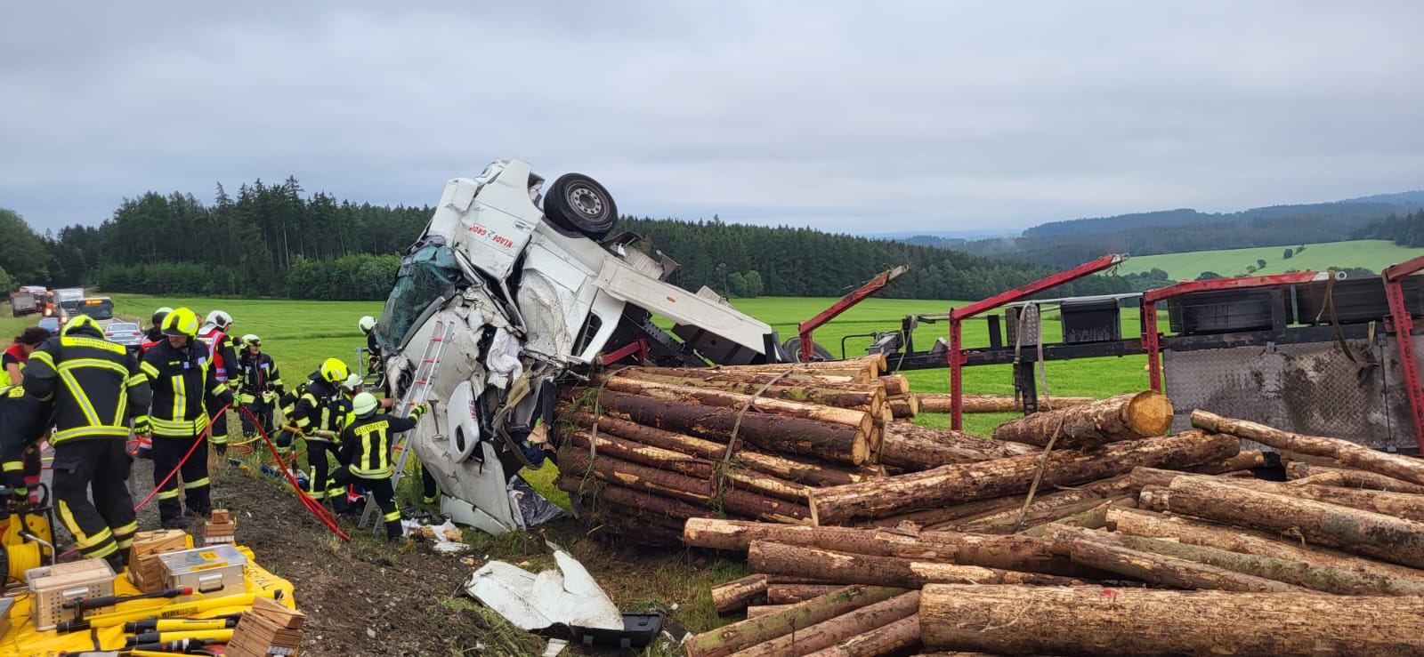 Unfall eines Holzlasters