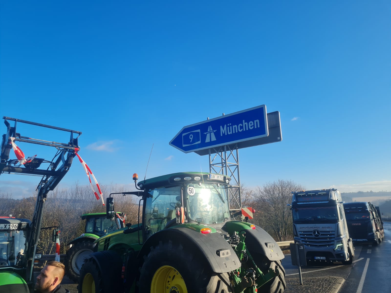 Blockade aller Autobahn-Auffahrten im Saale-Orla-Kreis aufgrund von Bauernprotesten am Mittwoch