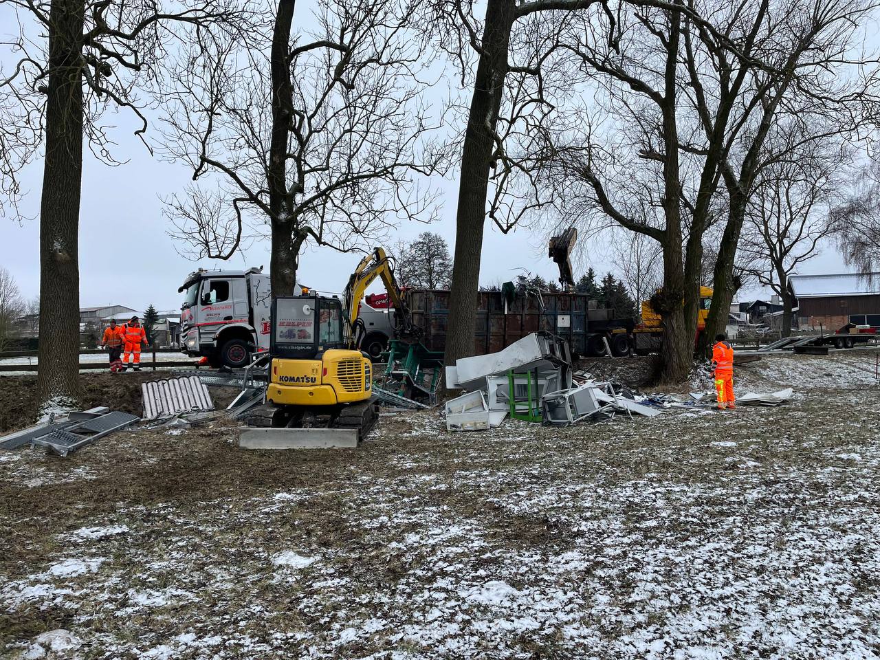 LKW kippt um: Fahrer verletzt und Vollsperrung bis zum frühen Nachmittag