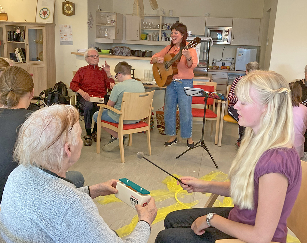 Musik als Brücke über Demenz-Hindernisse – Welt-Alzheimertag rückt das Projekt „Länger fit durch Musik“ in den Fokus