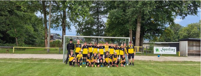 Neue Vereins-T-Shirts für den Fußball-Nachwuchs des SV Glück Auf Lehesten
