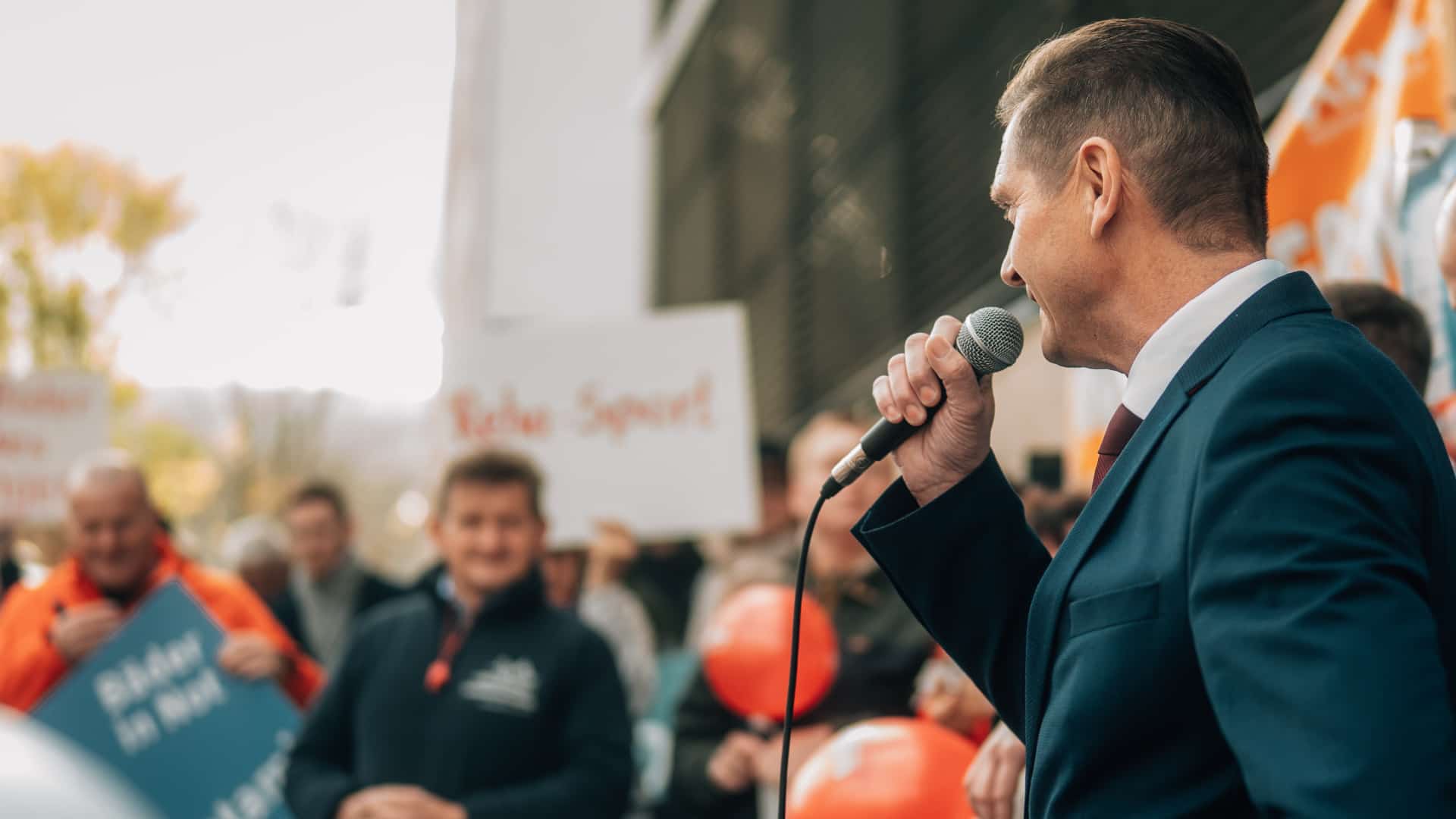 Lautstarker Bäder-Protest vor dem Landtag