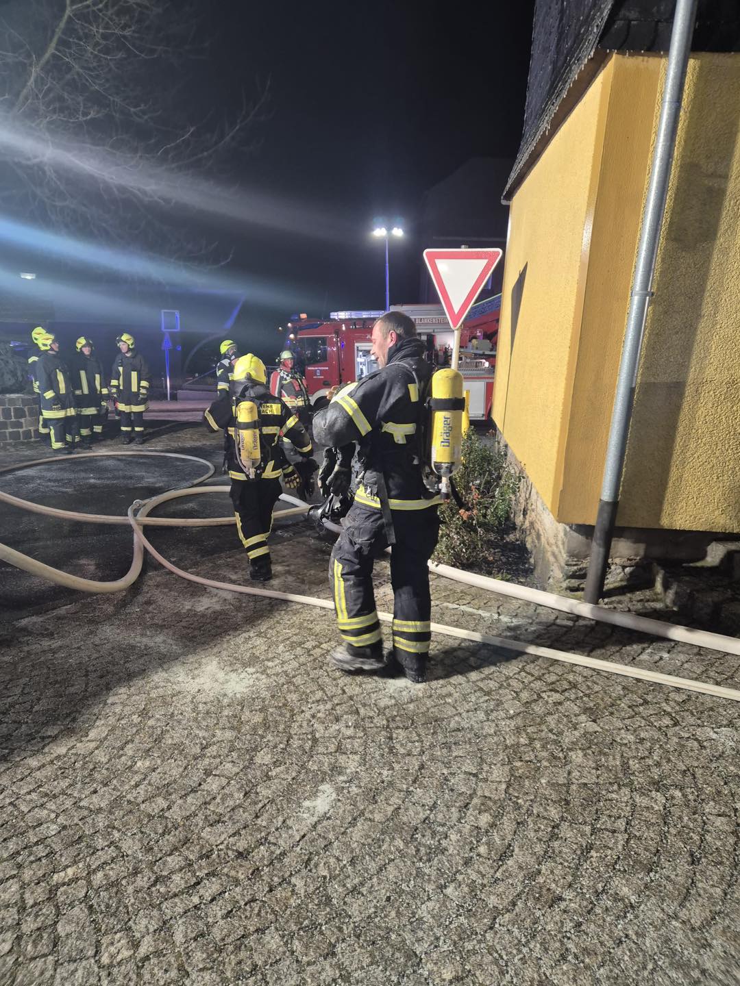 Von Gebäudebrand bis Lkw-Unfall und Rettung mehrerer Personen