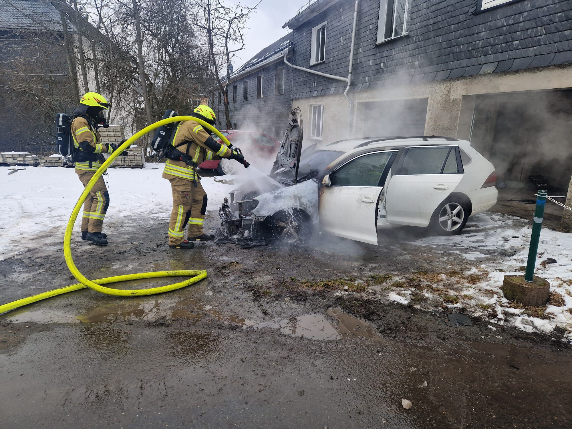 Verpuffung an PKW: 25-Jähriger leichtverletzt