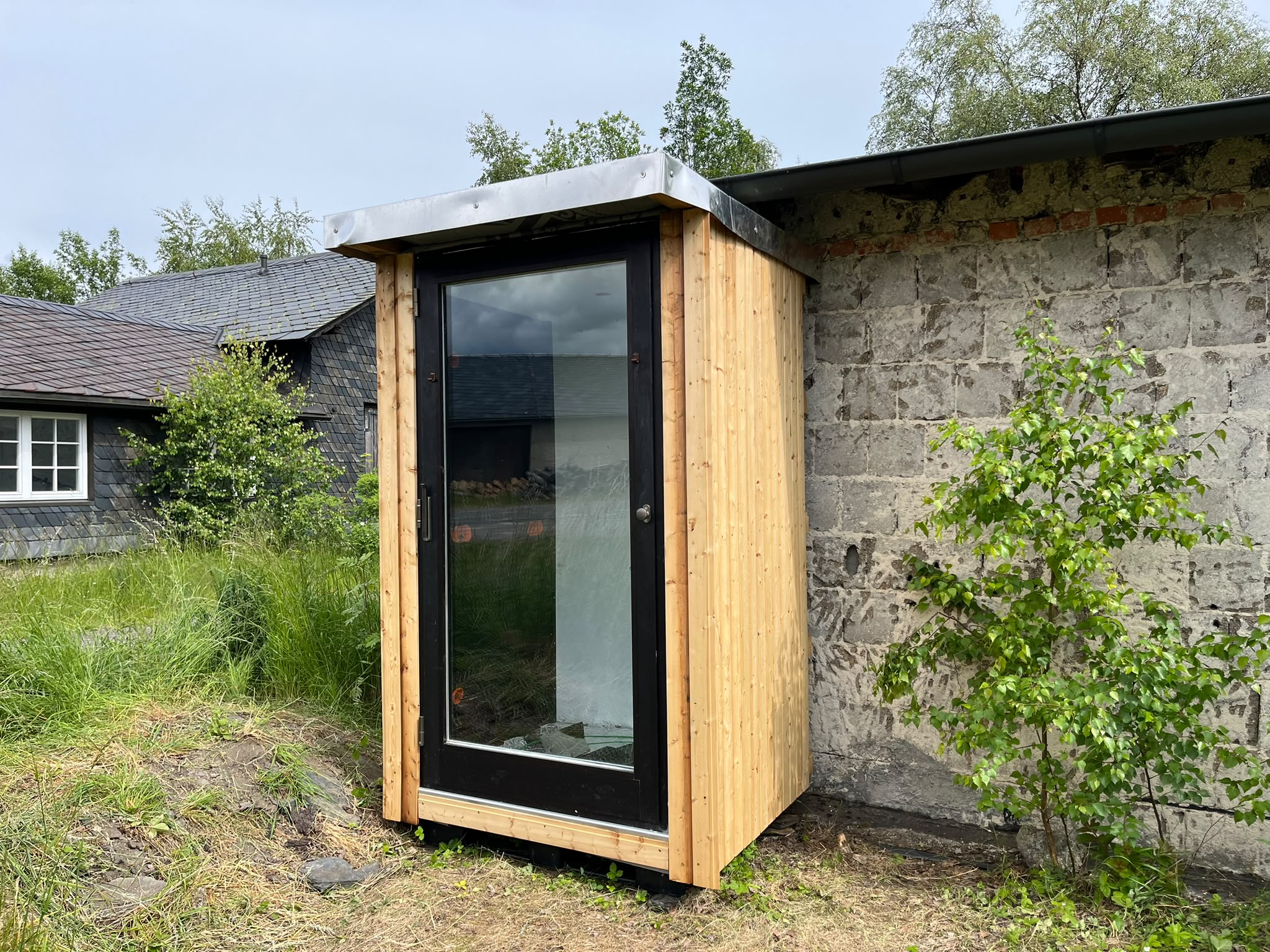 Neuer Büchertauschschrank im Schieferpark lädt zum Schmökern ein